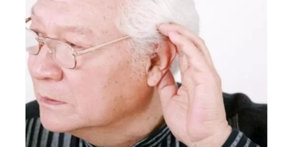 听力衰退老年人，不配助听器或加速认知功能衰退