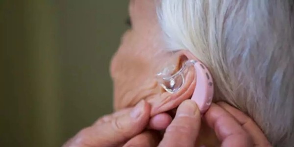 助听器在老年性聋治疗中的作用