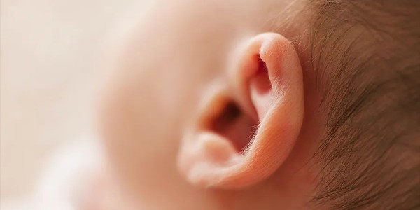 5个月大的婴儿：接受人工耳蜗最年轻的患者之一