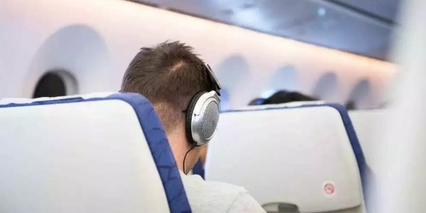 飞机起降时，为什么耳朵会疼？而且还会被要求摘下耳机？