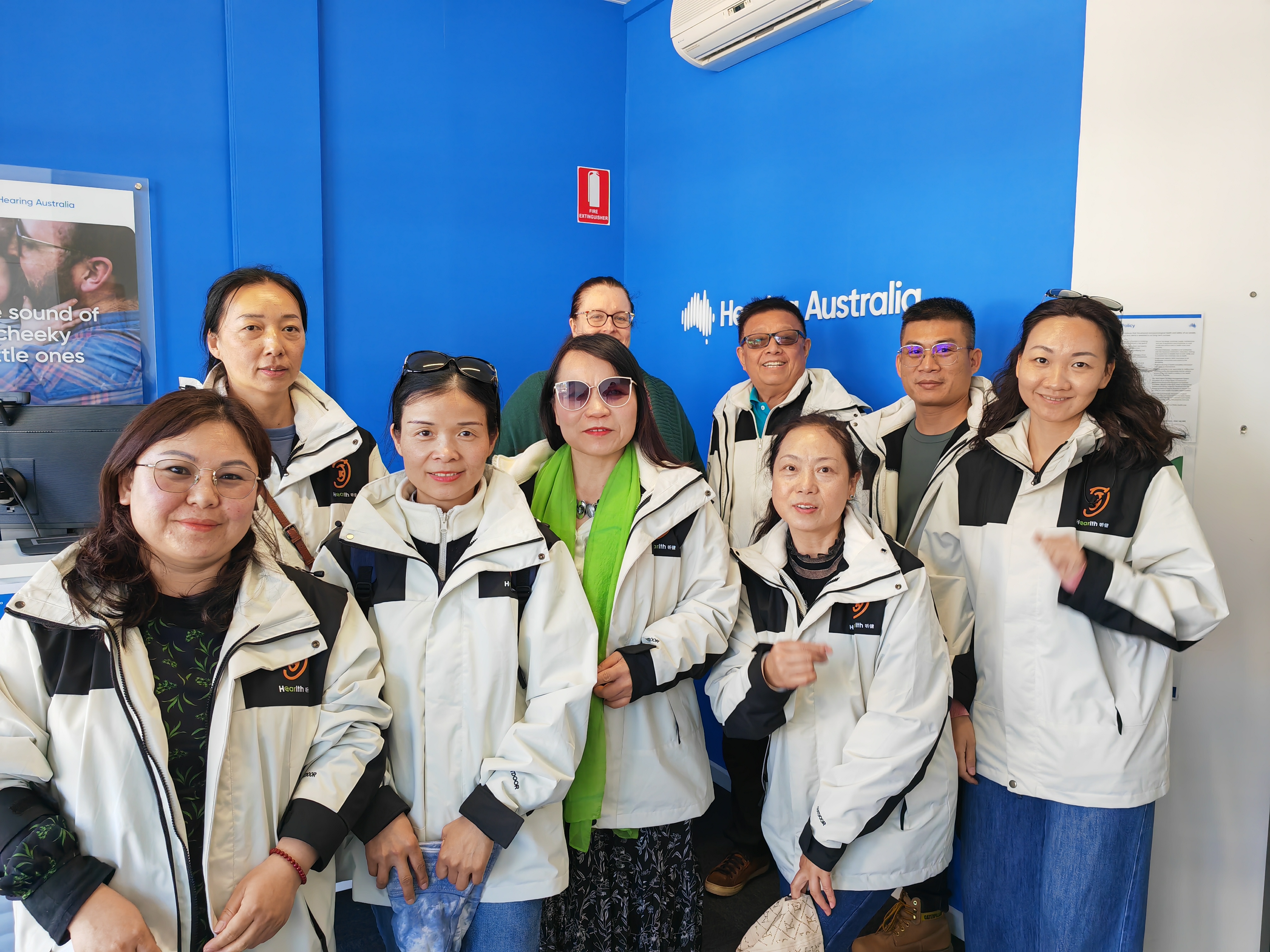 如何有效地利用在线平台寻找助听器相关的自由职业机会？